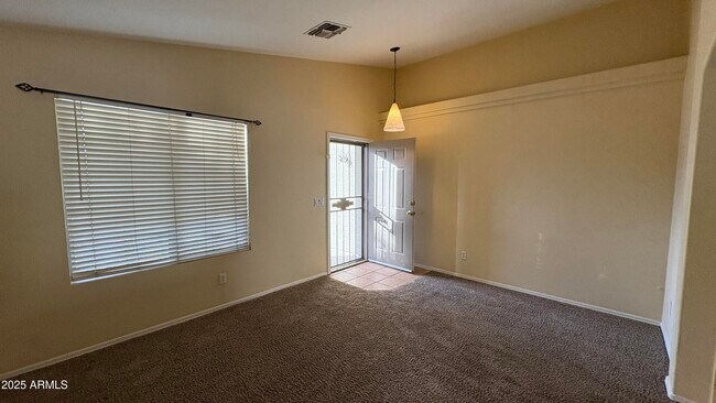 Foto del edificio - 13002 W Hearn Rd