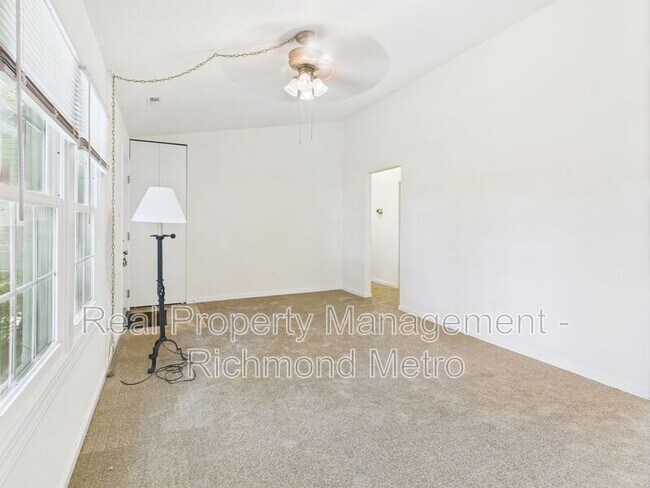 Foto del edificio - 7115 Senn Way