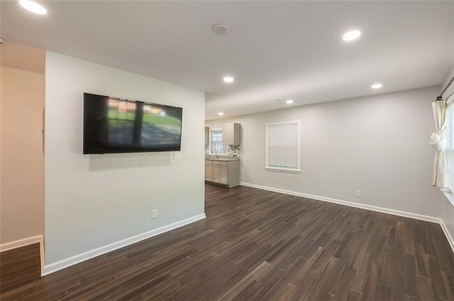 Building Photo - 3079 Cloverhurst Dr