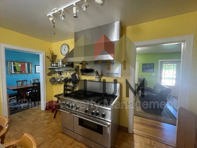 Building Photo - 205 Benton Ave