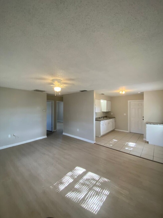 Foto del edificio - 2 BEDROOM, 1 BATH APARTMENT HOME - PINELLAS PARK