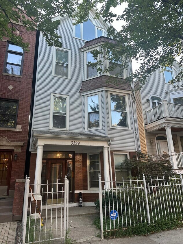 Primary Photo - 3329 N Kenmore Ave