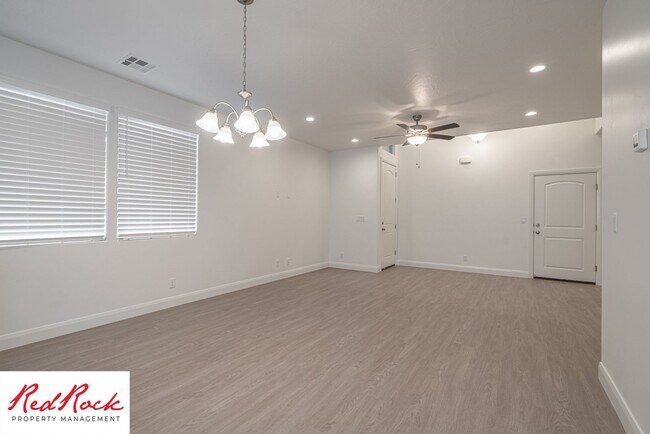 Foto del edificio - LIMITED TIME OFFER: 3 Bedroom, 2 Bath.  Fr...