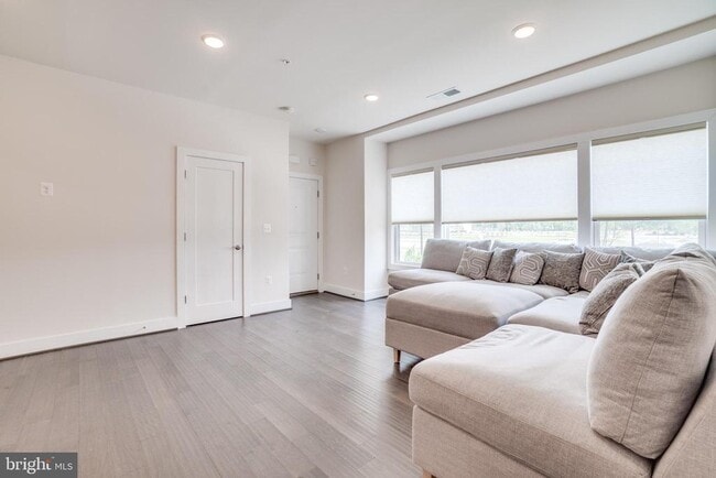 Building Photo - 44870 Tiverton Sq