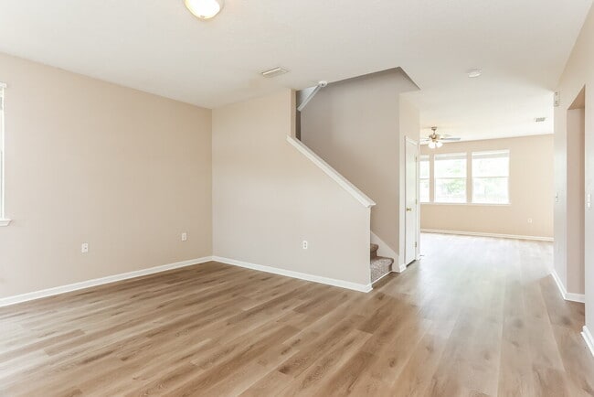 Building Photo - 2300 Justin Lake Dr