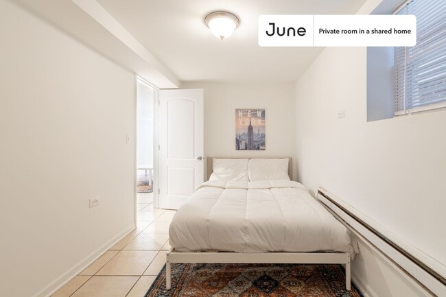 Building Photo - Room in Shared 3 bed/1 bath home in Logan Square