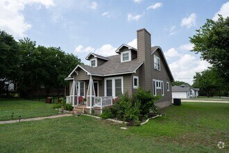 Building Photo - 610 E Pfluger St