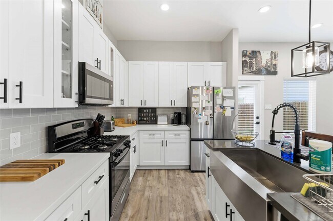 Foto del edificio - 417 Stonework Garden Ln
