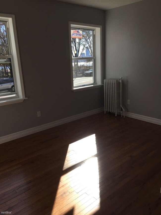 Building Photo - 3 br, 1 bath Apartment - 5907 Kennedy Blvd E