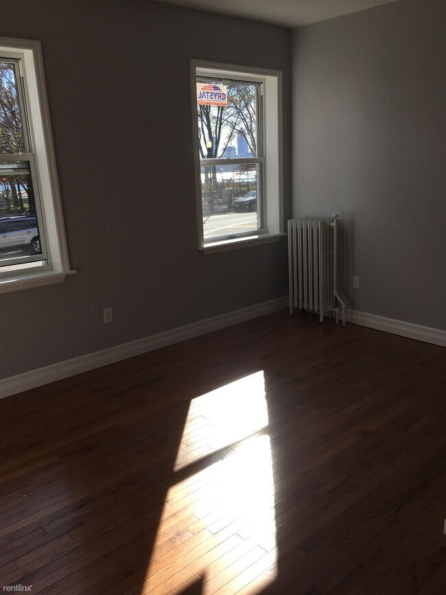 Foto del edificio - 3 br, 1 bath Apartment - 5907 Kennedy Blvd E
