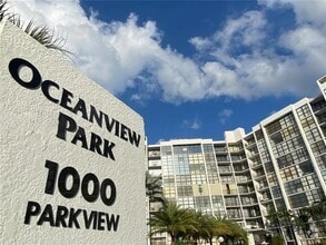 Building Photo - 1000 Parkview Dr