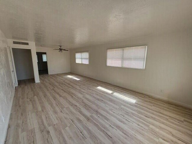 Foto del edificio - 1249 Sandalwood Dr