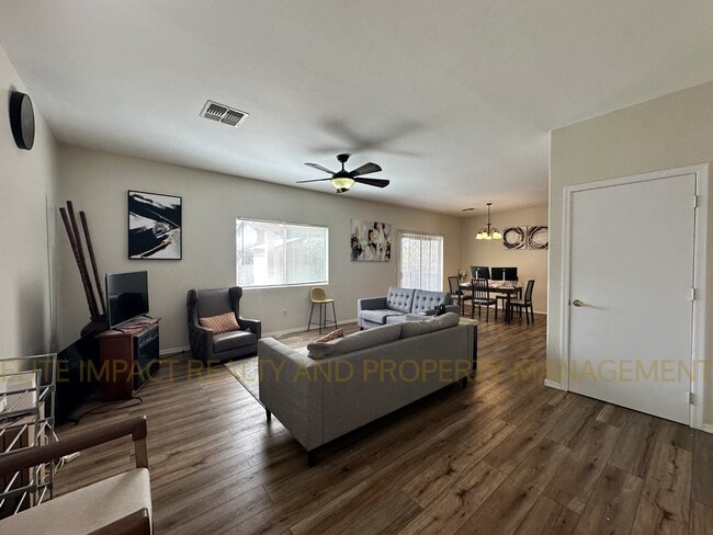 Foto del edificio - 3780 E Felix Blvd