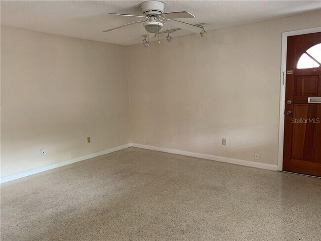 Building Photo - 806 N Westmoreland Dr