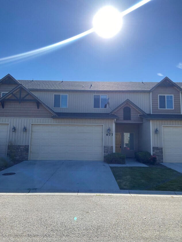 Foto principal - 677 S Pine Tree Ln