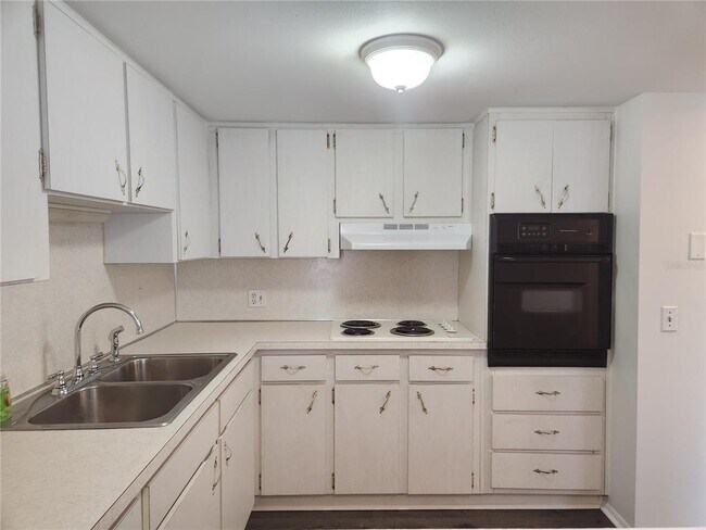Building Photo - 2459 Columbia Dr