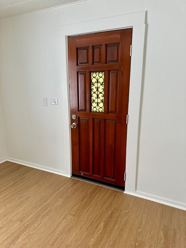 Building Photo - Hard to find 1 bdrm, 1 bath house with att...