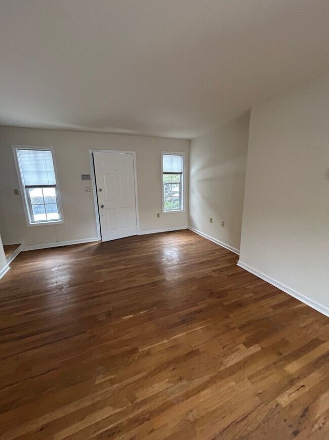 Building Photo - Delightful Town House Three-bedroom, Two-bathroom with a Large Bonus Room in East Stroudsburg