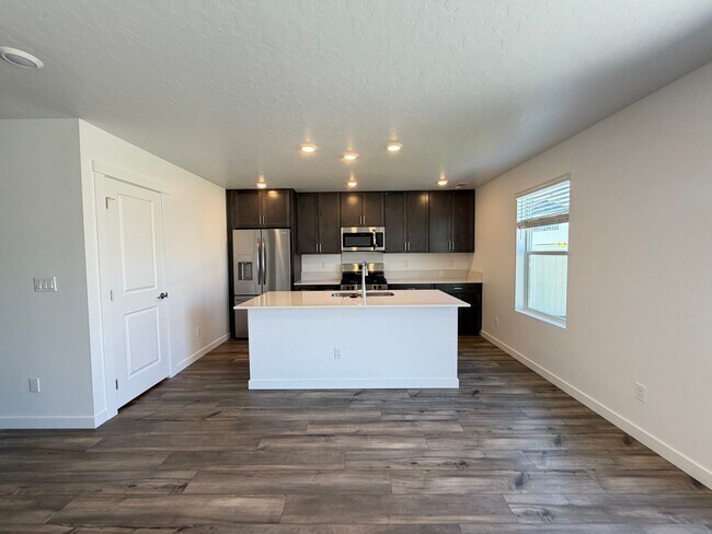 Foto del edificio - Brand New Home! Ready for Move In Today!