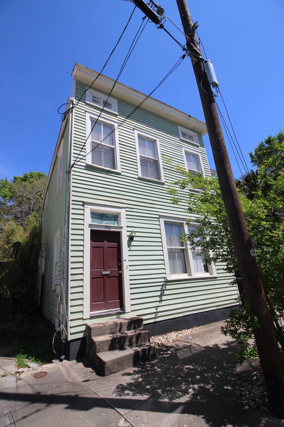 Primary Photo - 156 Smith St