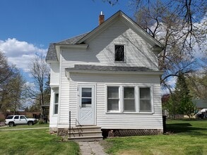 Building Photo - 108 3rd St W