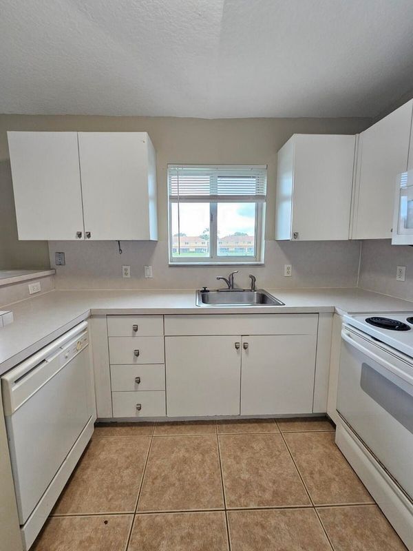 Building Photo - 3490 Briar Bay Blvd