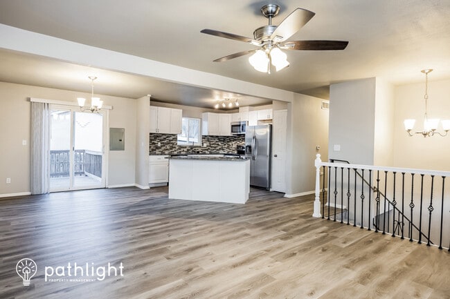 Building Photo - 4985 Montebello Dr