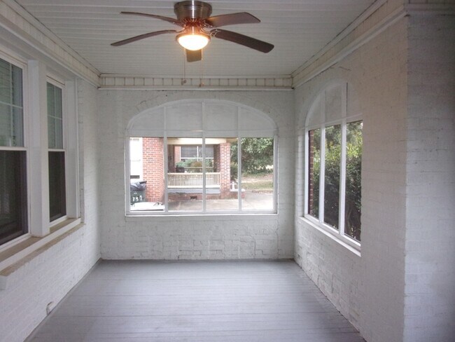 Foto del edificio - 738 Charlotte Ave