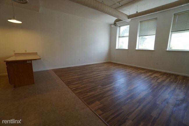 Building Photo - 2 br, 1 bath Apartment - 5025 Lowell Blvd