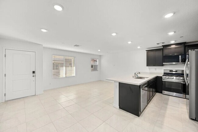 Foto del edificio - Gated 2025 Lennar Townhome | 3 Bed | 2-Car Garage