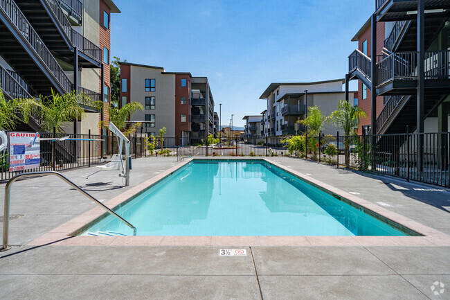 Piscina - Bella Creek Apartments