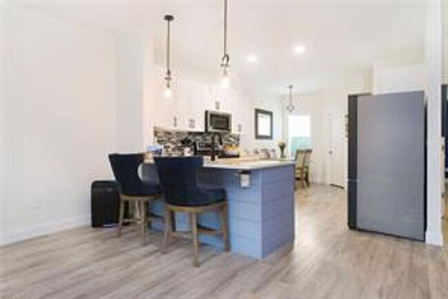 Foto del edificio - ANNUAL RENTAL - FURNISHED-Negotiable  3 BE...