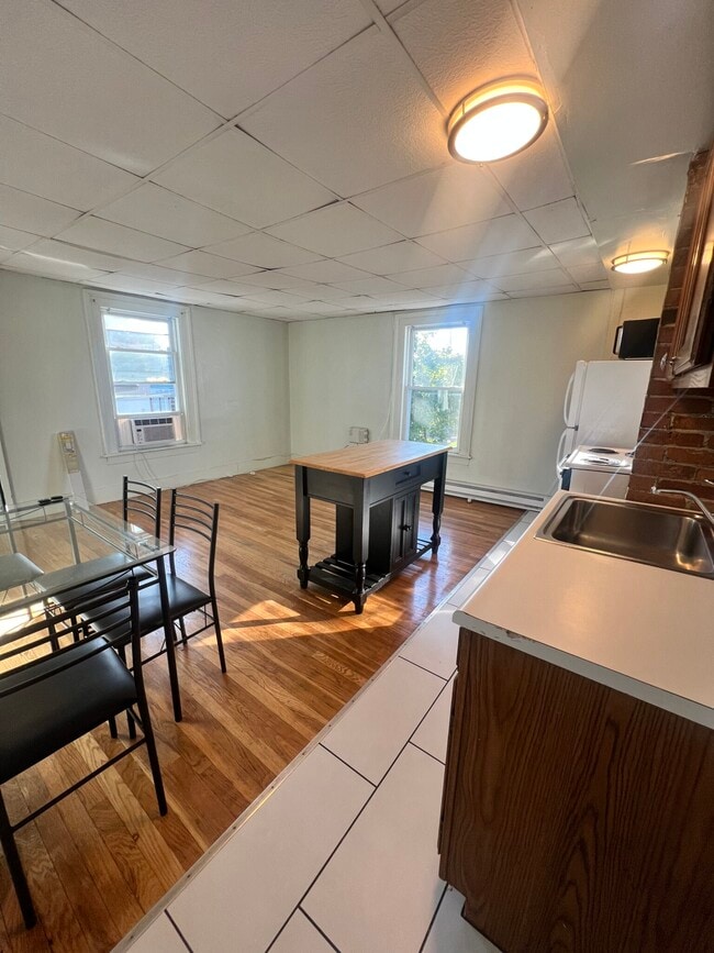 Large eat-in kitchen w/hardwood floors - 6 Spring St