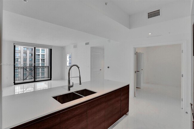 Foto del edificio - 301 Altara Ave