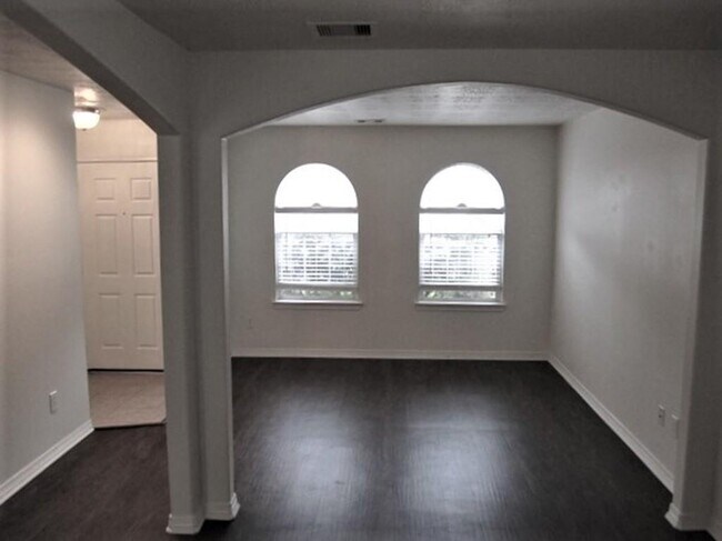 Foto del edificio - 5043 Willow Point Dr