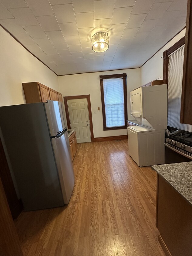 Kitchen - 3153 S Emerald Ave
