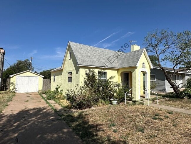Building Photo - Cozy 2 Bed 1 bath house with detached garage and central Heat and air and washer/dryer hookups in...