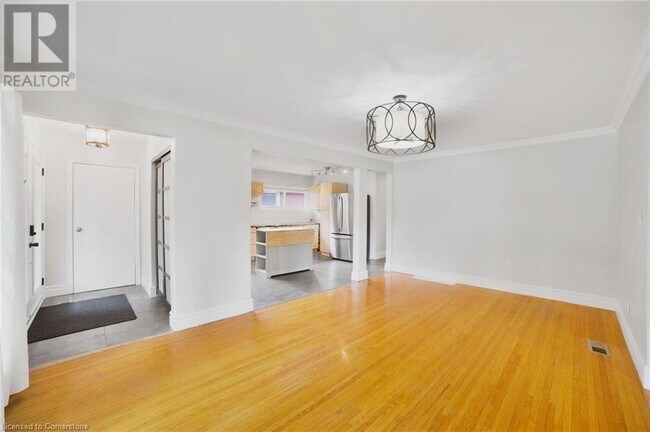 Building Photo - 250 W 31st St