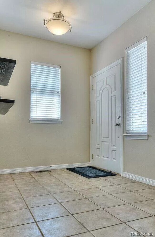 Foto del edificio - Beautiful Greenwood Village Three Bedroom Home in Gated Community