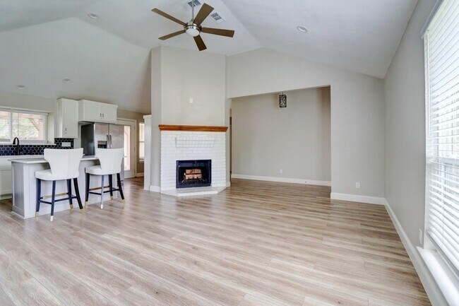 Foto del edificio - 1321 Clover Dr