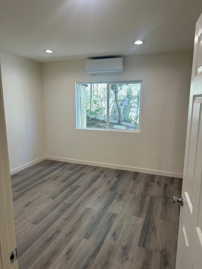 Building Photo - 415 Loma Dr