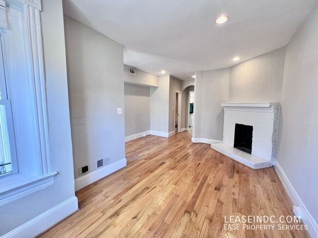 Building Photo - 342 Elm St NW