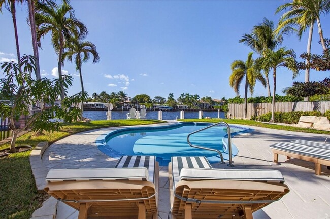 Building Photo - 513 S Riverside Dr