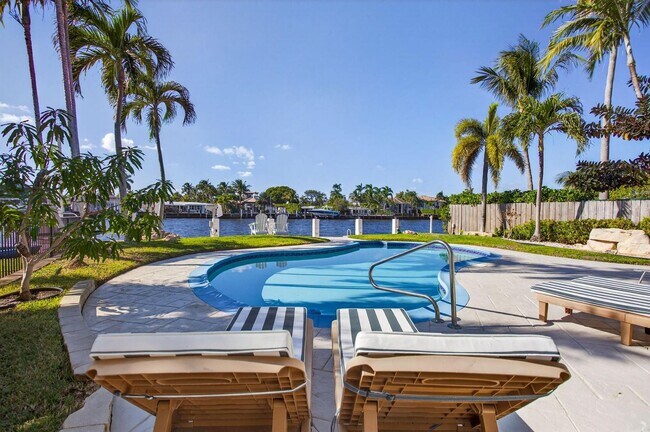 Photo - 513 S Riverside Dr House