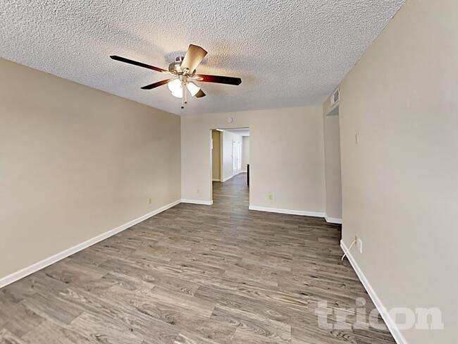 Building Photo - 904 W Yale Dr