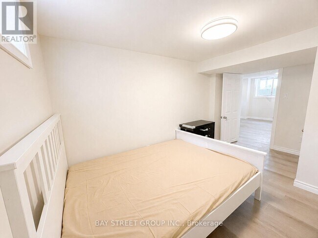 Photo du bâtiment - BSMT - 808 TENTH AVENUE