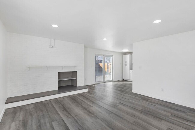 Building Photo - 6876 S 90 E