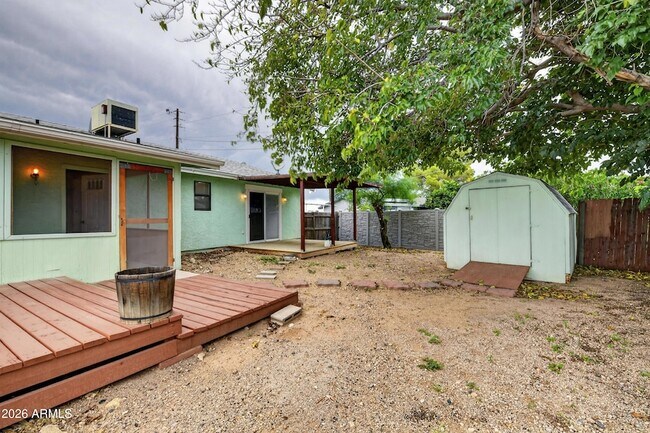 Building Photo - 1892 Vista Dr