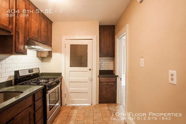 Building Photo - 404 8th St SE - 1 - 5 beds, 2 full baths