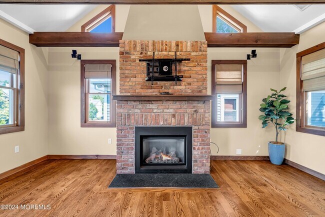 Building Photo - 64 Wallace St